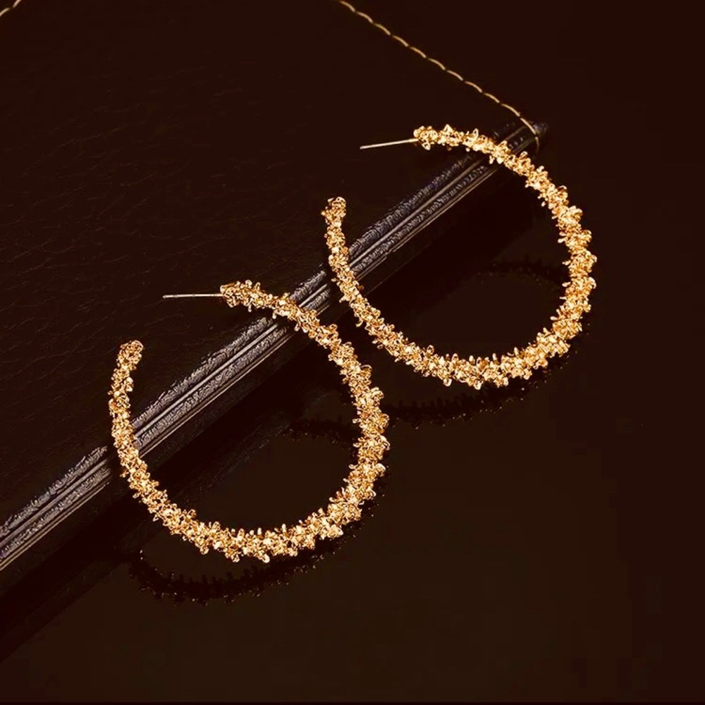 ✨Brand NEW✨ Super Cute & Trendy! 😍Textured Gold Fashion Hoop Earrings!
